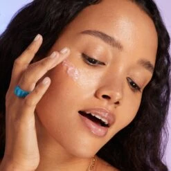 Bubble Tea Primer 18 Bubble Tea Primer -Costetic Make-up Store Lottie Bubble Tea Primer Model Cassy Application 2