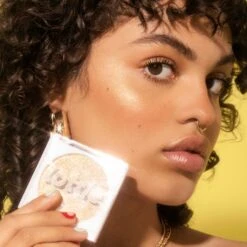 Diamond Bounce Highlighter 28 Diamond Bounce Highlighter -Costetic Make-up Store Lottie Diamond Bounce Golden Model 2