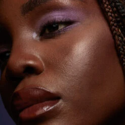 Lottie Palette - Emerald Euphoria -Costetic Make-up Store Lottie Holiday Collection 2022 Model Anita 6