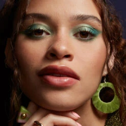 Lottie Palette - Emerald Euphoria -Costetic Make-up Store Lottie Holiday Collection 2022 Model Nubia 4