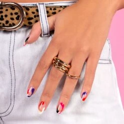 Plant Based Gel Effect Polish - It's Lit 8 Plant Based Gel Effect Polish - It's Lit -Costetic Make-up Store Lottie Nail Nail Polish Model 9