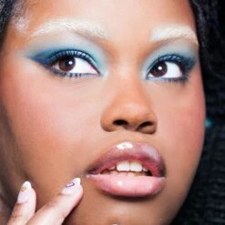 Lottie Shimmer Lip Glaze - Be Proud 19 Lottie Shimmer Lip Glaze - Be Proud -Costetic Make-up Store Lottie Pride 2023 Model Aziza Cosmic Love Palette and Be Proud Lipglaze Hero 2