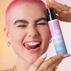 Stay Matte AF 12 Stay Matte AF -Costetic Make-up Store Lottie Stay Matte AF Setting Spray Model Zoe Product