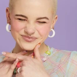 Sweet Blush Liquid Blusher 25 Sweet Blush Liquid Blusher -Costetic Make-up Store Lottie Sweet Blush Blushing Pink Model Flo 1