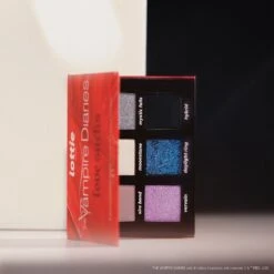 The Vampire Diaries X Love Sucks - Eyeshadow Palette 20 The Vampire Diaries X Love Sucks - Eyeshadow Palette -Costetic Make-up Store Lottie Vampire Diaries Creative Group Set 2 Love Sucks Palette