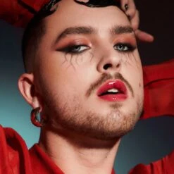 The Vampire Diaries X Blood Drip Lip Tint - Bitten 20 The Vampire Diaries X Blood Drip Lip Tint - Bitten -Costetic Make-up Store Lottie Vampire Diaries Model Dan Look 2 Macro edbbaf0e d318 4209 ab02 2add168e3c61