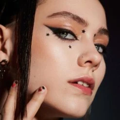 The Vampire Diaries X Blood Drip Lip Tint - Witches 20 The Vampire Diaries X Blood Drip Lip Tint - Witches -Costetic Make-up Store Lottie Vampire Diaries Model Eryn Look 2 Star Stamp Liner Focus a89d5cfb 056d 4922 b5f8 312dc84a31a3