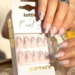 Lottie X KimKim Stay Press'd- Groovy Chrome 23 Lottie X KimKim Stay Press'd- Groovy Chrome -Costetic Make-up Store Lottie x KimKim Stay Pressd Groovy Chrome Hand 4