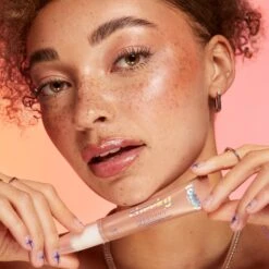 Cheeky Glow Wands 32 Cheeky Glow Wands -Costetic Make-up Store Lottie Cheeky Glow PDP Model 3