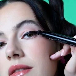 Stamp & Lash Kit 14 Stamp & Lash Kit -Costetic Make-up Store Lottie Stamp Liner PDP Model 1 62561793 5b48 4fd0 8db5 438f2df241c4