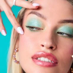 Lottie Palette - Totally Mint 18 Lottie Palette - Totally Mint -Costetic Make-up Store The Lottie Palette Totally Mint Model Diana Macro